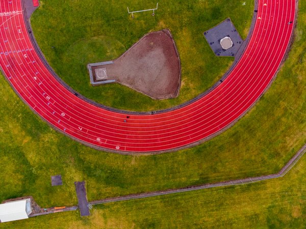 Comment la musculation peut-elle aider à améliorer la stabilité des genoux chez les pratiquants de roller derby?